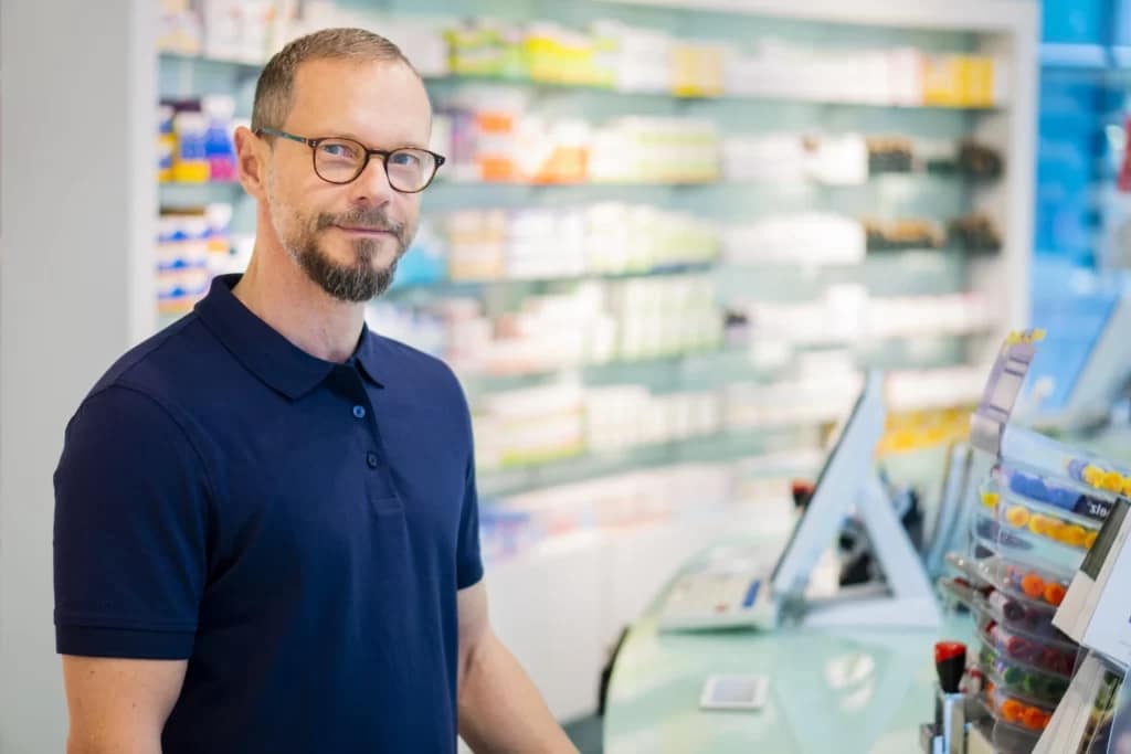 Ein Apotheker in Axels Apotheke in Kreuzberg