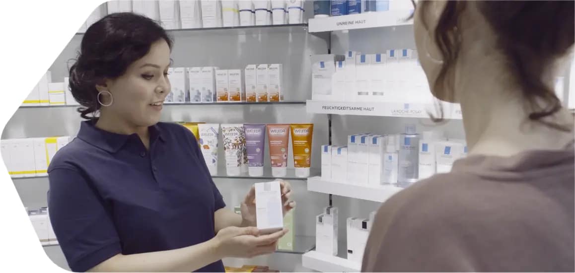 Eine Mitarbeiterin berät eine Kundin in der Apotheke