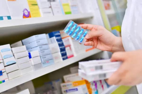Arzneimittelpackungen werden aus einem Apothekenregal genommen