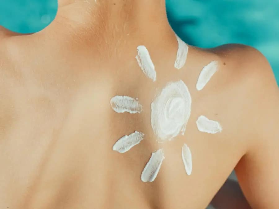 Sonnenförmig aufgetragene Sonnencreme auf einem Rücken