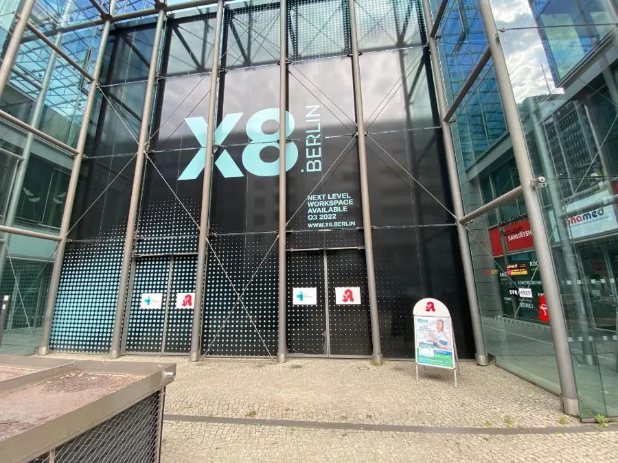 Eingang des Gebäudes X8 Berlin