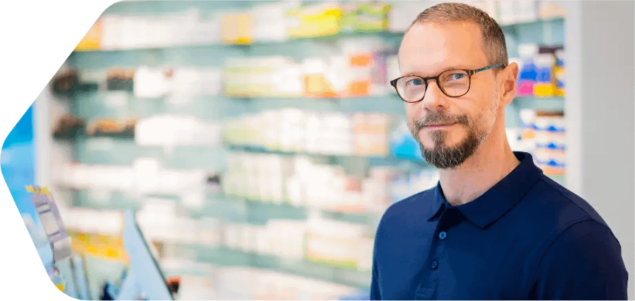 Matthias Philipp im Verkaufsraum von Axels Apotheke